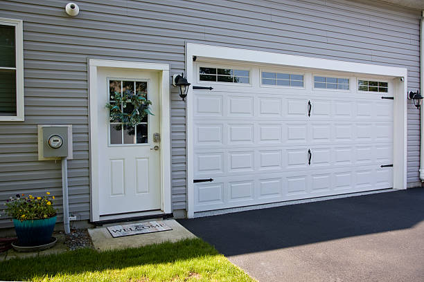 24/7 Emergency Garage Door Panel Replacement experts in Brightwaters, NY